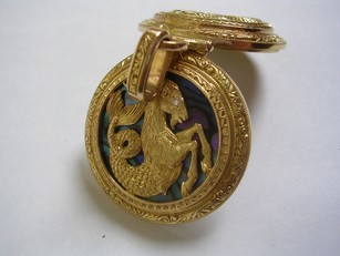 Козел с морским хвостом медальон